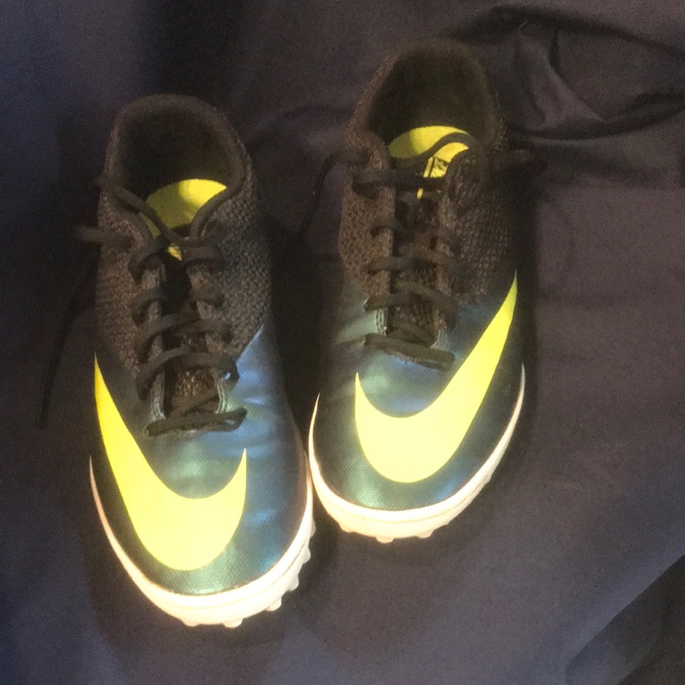 Men's Nike soccer cleats size 9.5